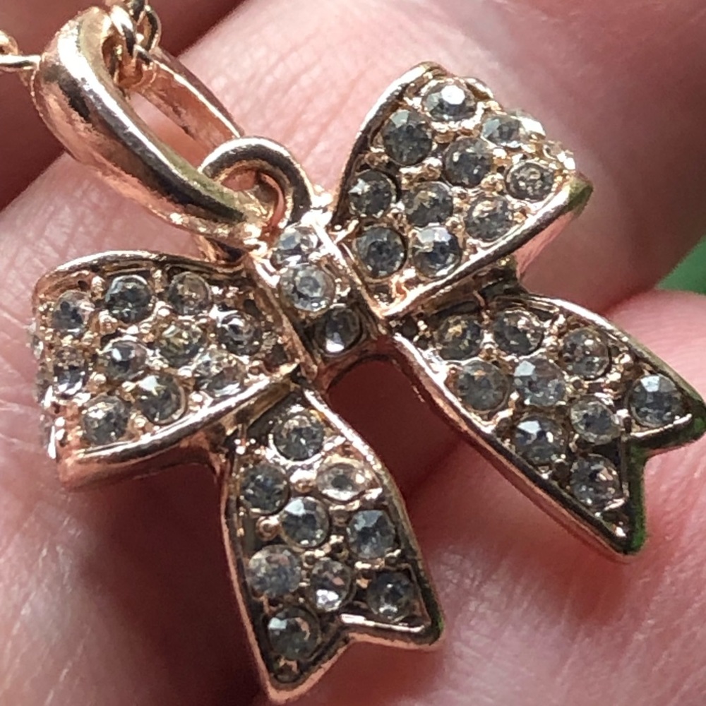 Elegant rhinestone bow pendant on chain necklace